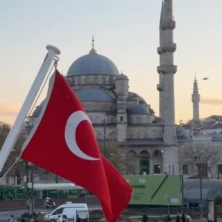 Una ciudad, dos continentes. 🌍 Estambul es el puente perfecto entre culturas, colores y emociones.

 ¿Qué esperas para cruzarlo?

#estambul #viajaporelmundo #destinosoñado #explorandoturquia #mezquitaazul #bosforo #magiaenestambul #culturaturca #torredegalata #vacaciones #salirdelatutina #nuevoslugares #agenciadeviajes #sanyogguptavoyages